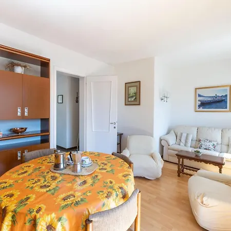 By Como, Cleaning Included *