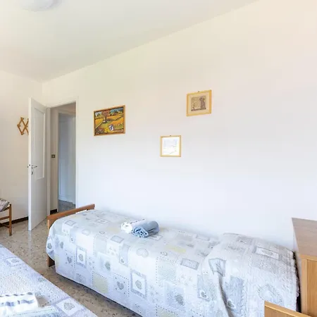 By Como, Cleaning Included
