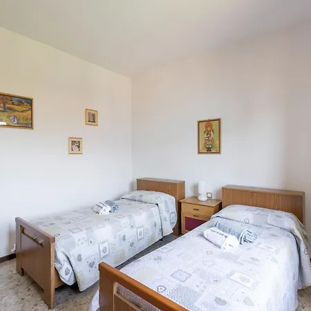 By Como, Cleaning Included